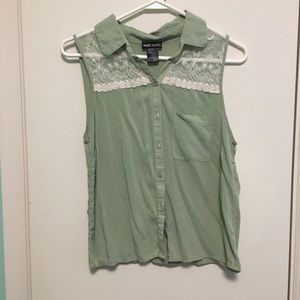 Shortsleeved light green top